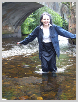  Felicity drenches a smart worker's uniform at the bridge featuring Felicity, the Serving Wench 