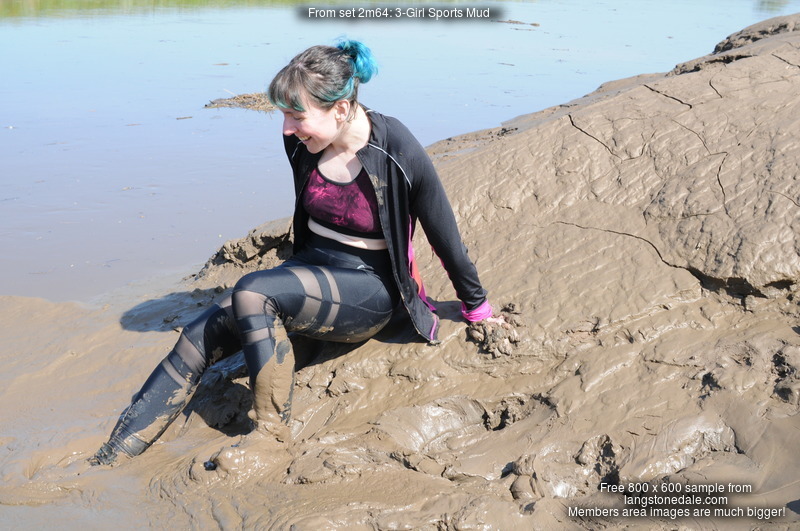 3-Girl Sports Mud - Cindy, Honeysuckle, and Felicity mud-bathing in ...